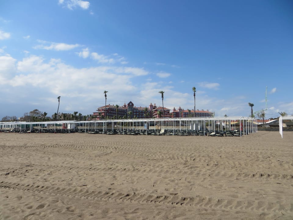 Der Blick vom Strand zum Hotel IC Hotels Santai Family Resort