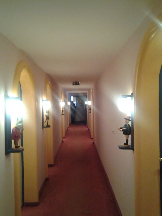 Flur zu den Zimmern Hotel Erbgericht Buntes Haus