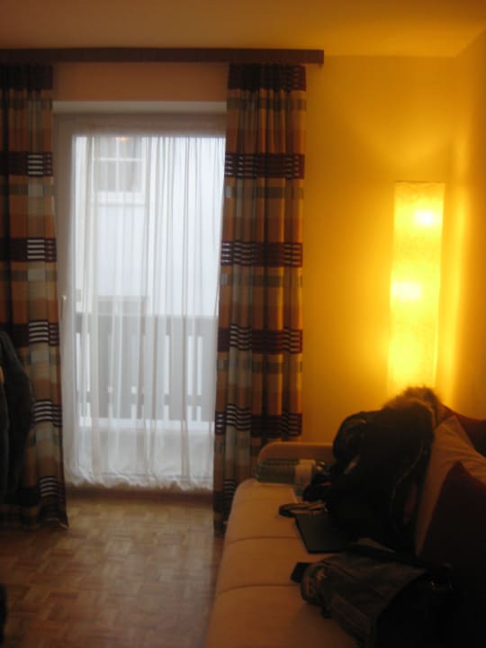 Couch mit Balkon im Hintergrund Hotel Das Beck