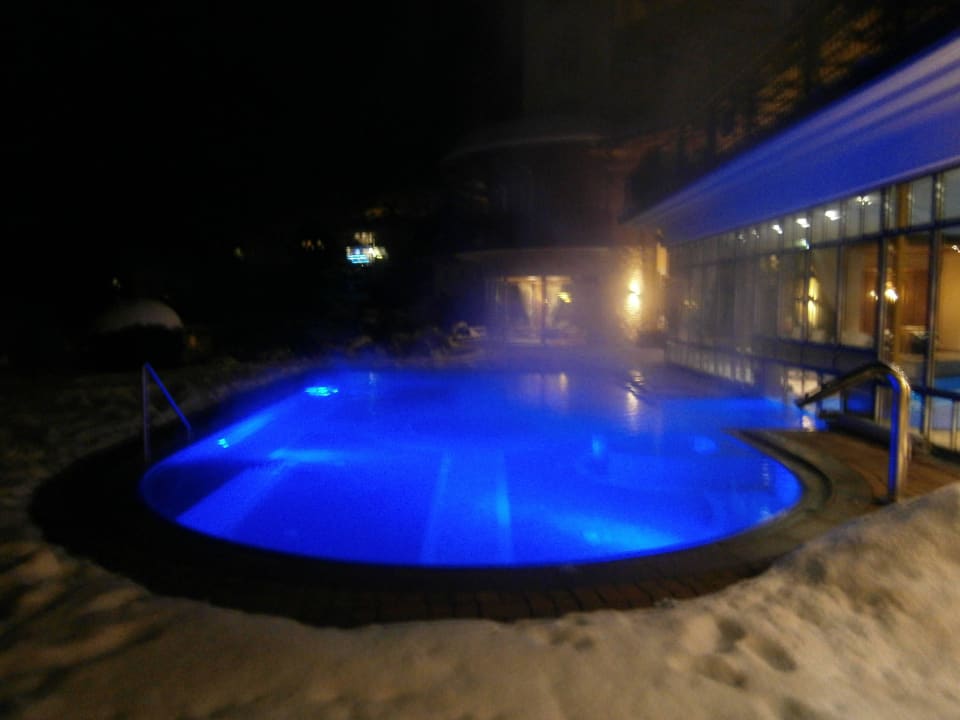 Pool am Abend Hotel Post Lermoos