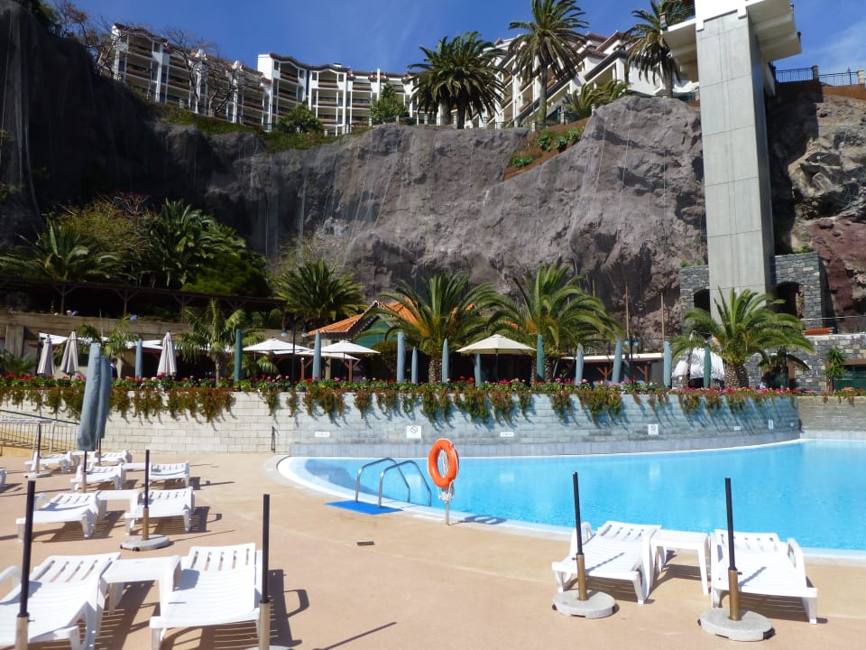 Meerwasserpool unterhalb der Klippe am Atlantik Hotel The Cliff Bay (PortoBay)