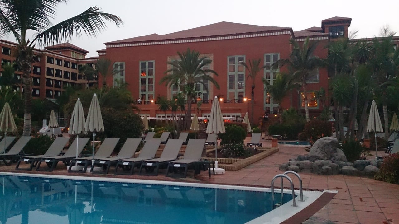 Morgens am Hotelpool H10 Costa Adeje Palace