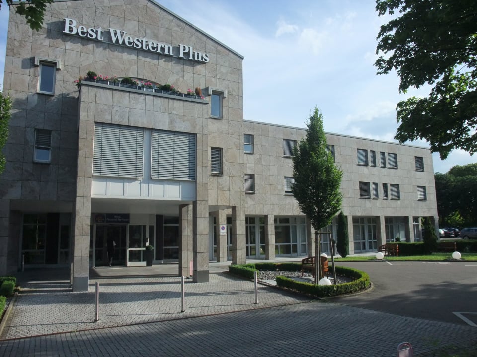 Unscheinbare aber markentypische Fassade Best Western Plus Hotel Fellbach-Stuttgart