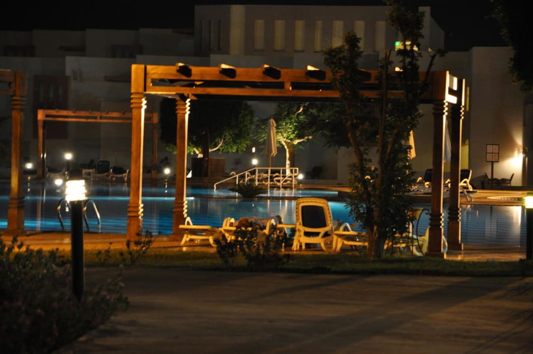 Basen nocą SUNRISE Crystal Bay Resort