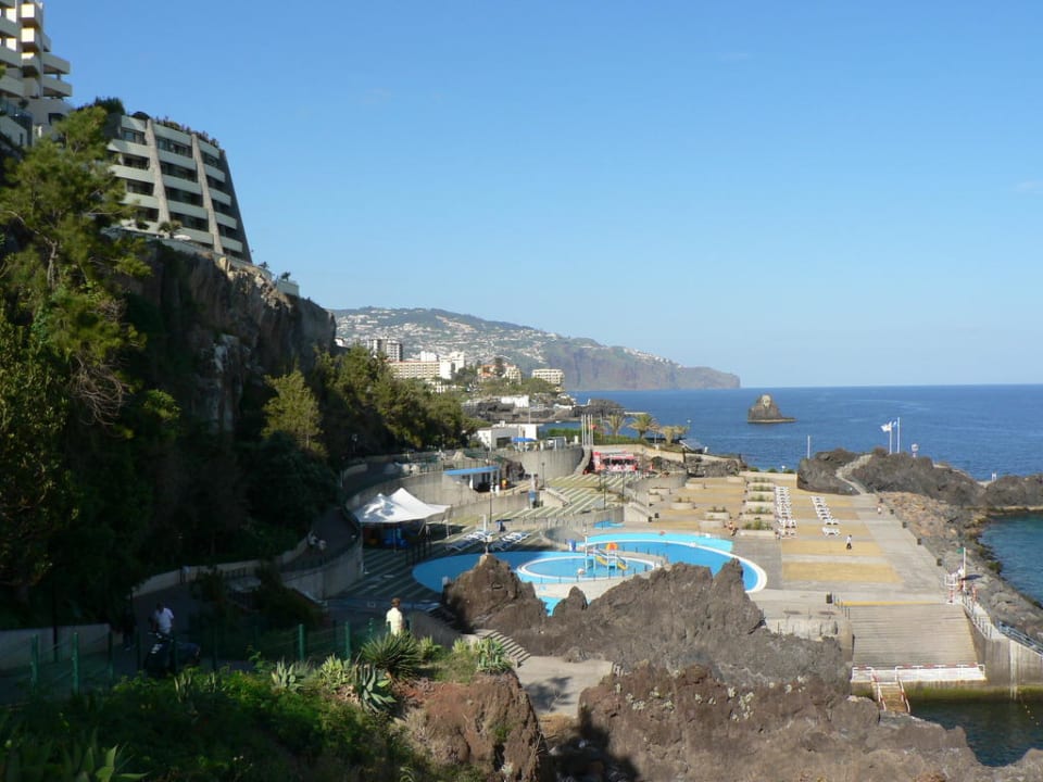 Blick von der Promenade auf das Hotel Hotel Madeira Regency Cliff