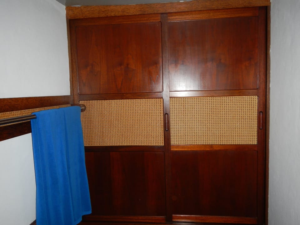 Schrank Hotel Coral Island Resort