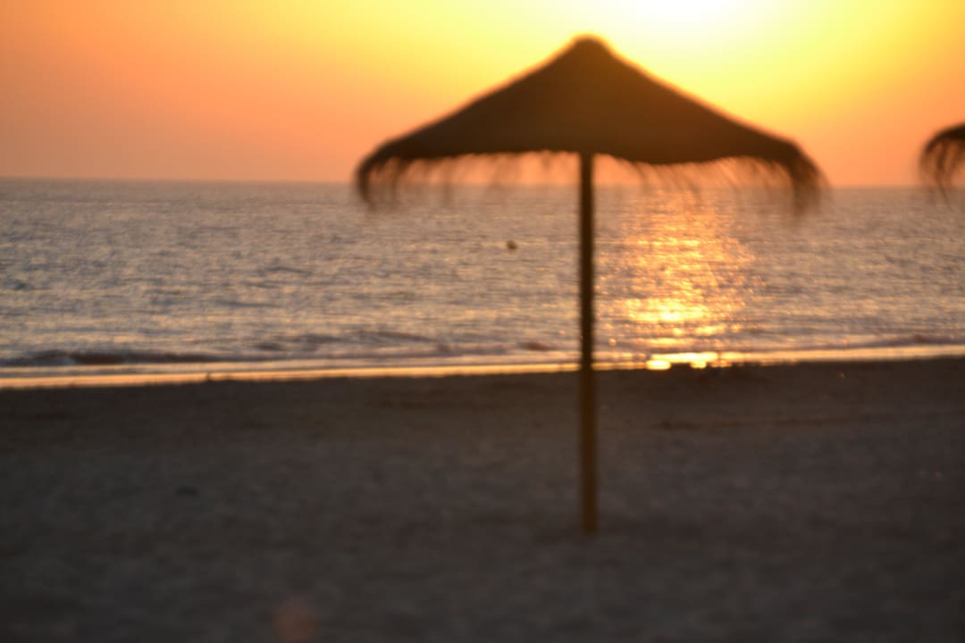 Sonnenuntergang vor dem Hotel Hotel Playa Victoria