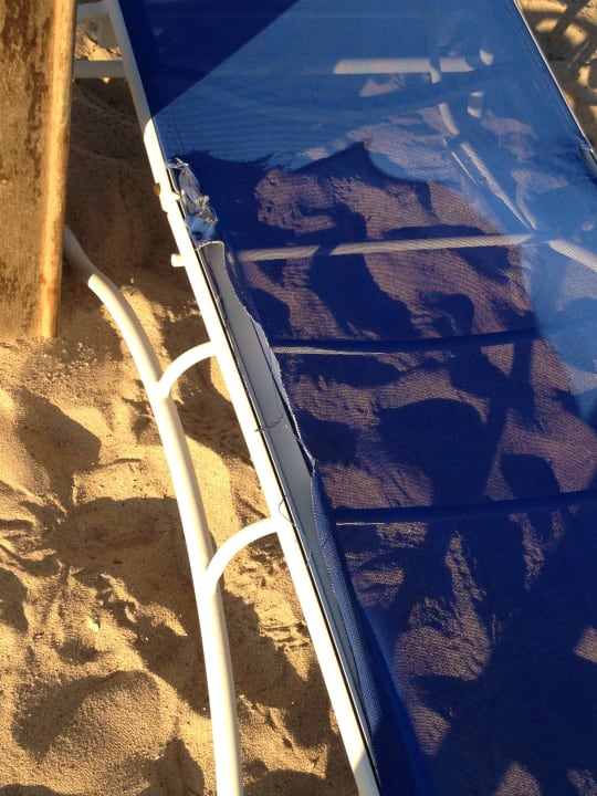 Viele defekte Liegen Wyndham Garden Salalah Mirbat