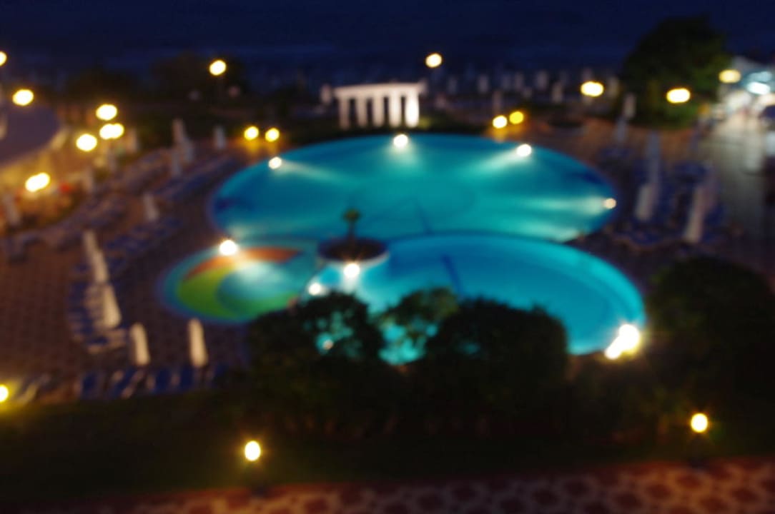 Poolanlage bei Nacht Hotel Sineva Beach