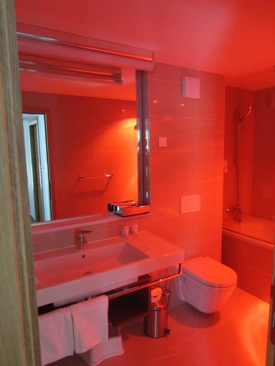 Badezimmer mit Heizlampe Valamar Sanfior Hotel & Casa