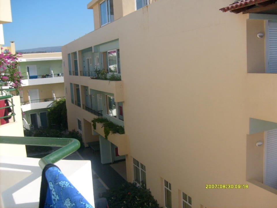 Innenhof mit Hotelzimmer Hotel Dedalos Beach