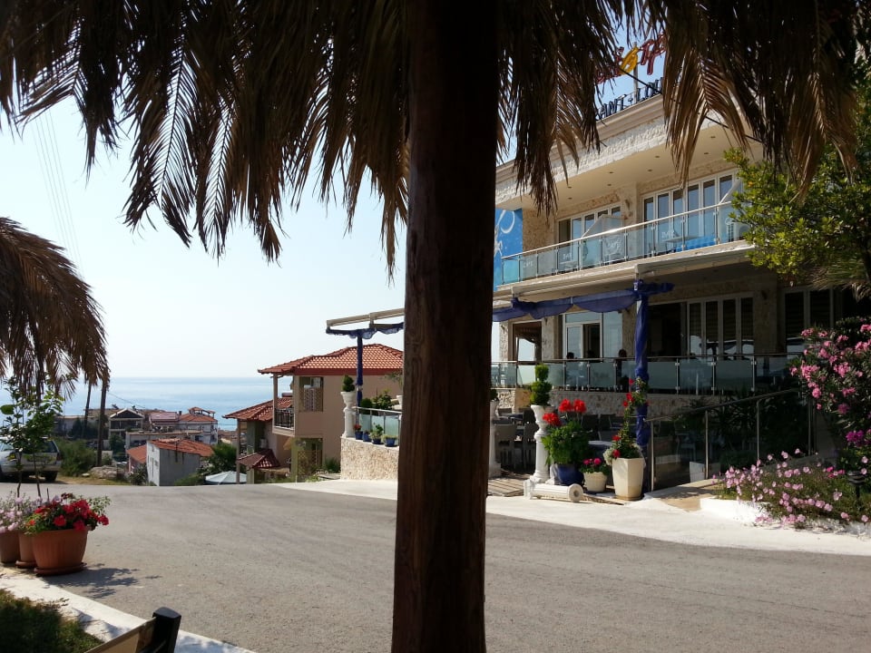 Blick auf die Essensterrasse Hotel Maistrali