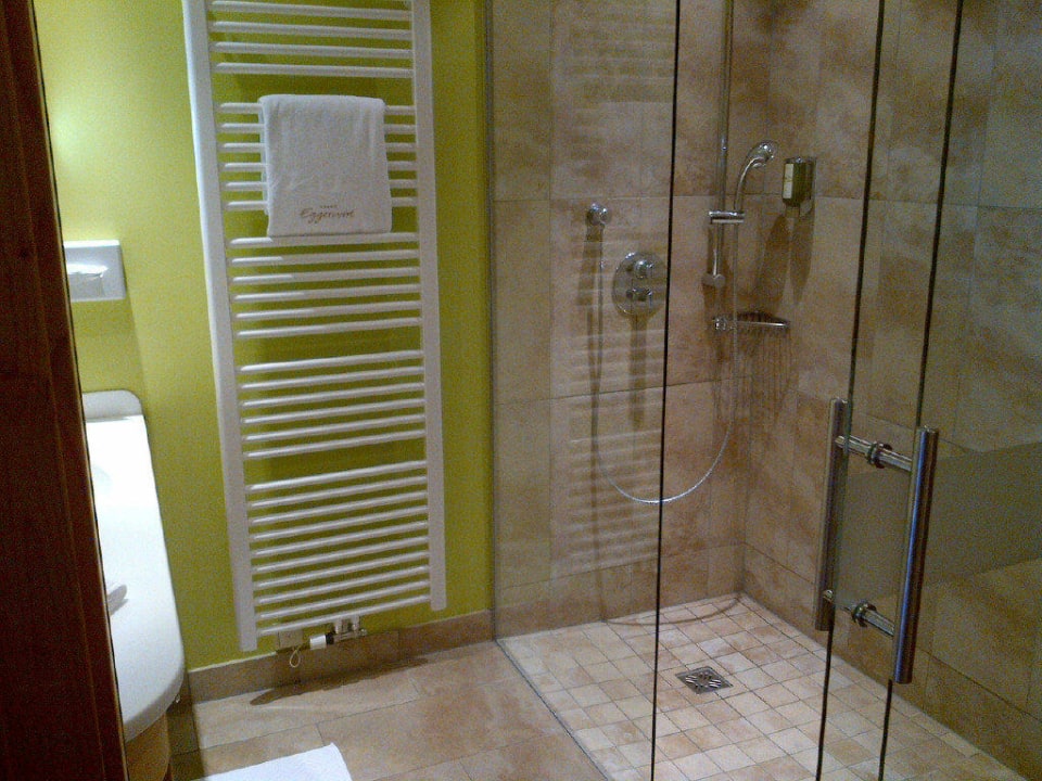 Bad mit großer verglaster Dusche Wellnesshotel Eggerwirt