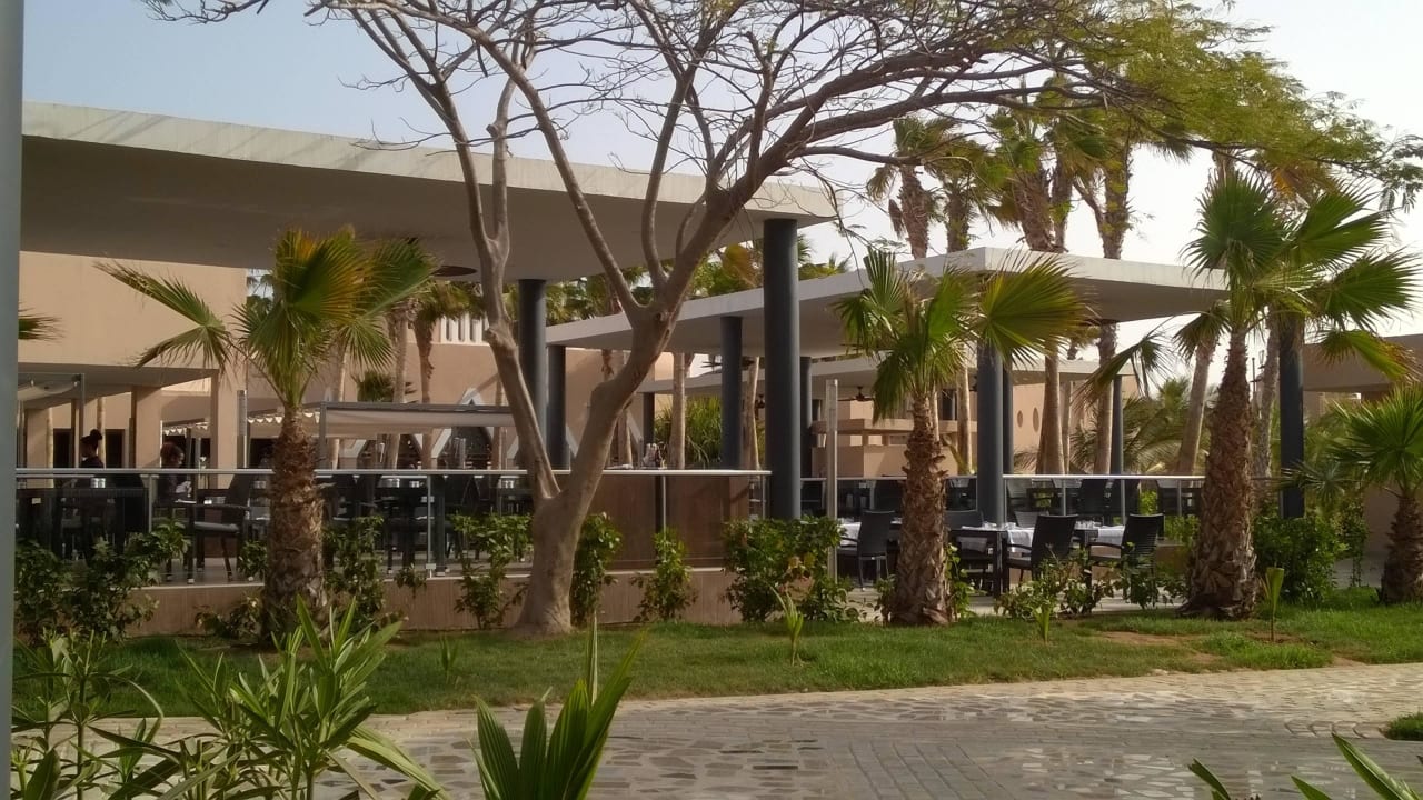 Terrasse des Hauptrestaurants Hotel Riu Cabo Verde