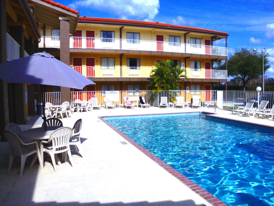 Pool mit Liegebreich Hotel Quality Inn & Suites near Walt Disney World