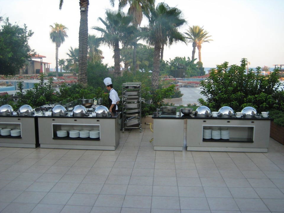 Buffet im Außenbereich Akka Alinda Hotel