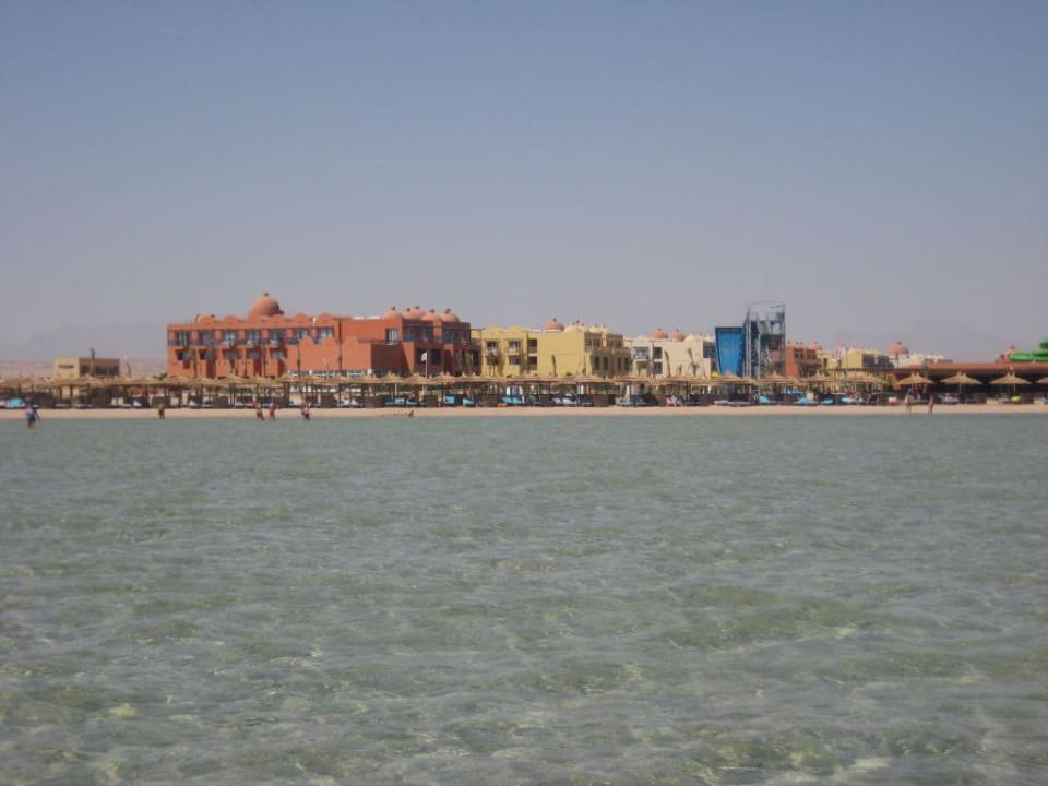 Hotelansicht vom Strand aus Titanic Beach Spa & Aqua Park