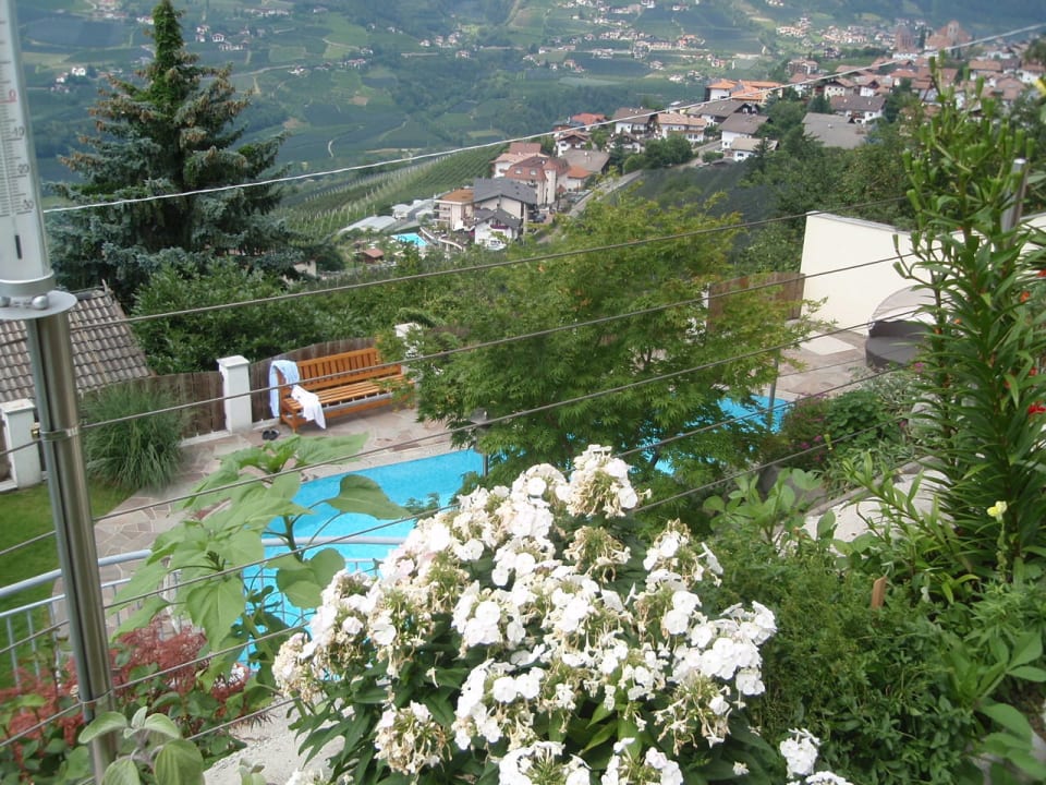 Schöner Pool mit Aussicht auf Schenna,Blumenpracht Hotel Garni Ehrenfels