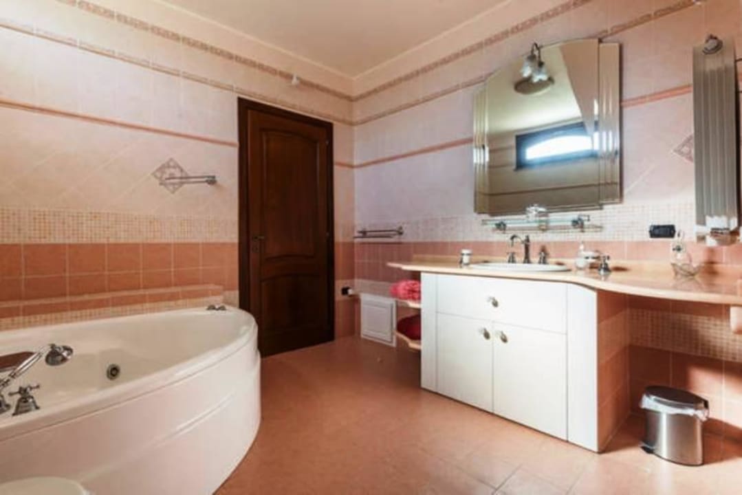 King 1 Bathroom Anaele House B&B