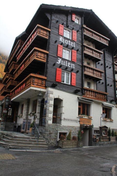 Aussenansicht Hotel Eingangsseite Tradition Julen Hotel