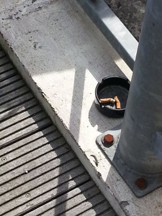 Müll der anderen - obwohl Rauchen verboten Duinhotel Zomerlust