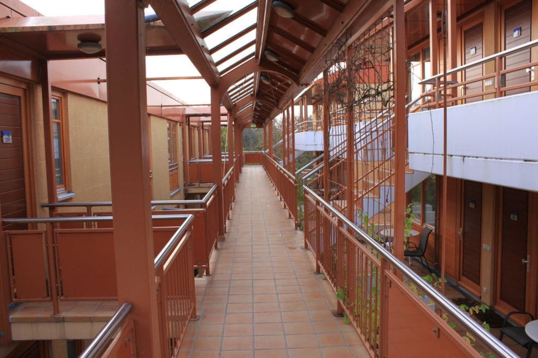 Überdachter Gang zu den Ferienwohnungen Cliff Hotel Rügen