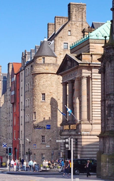 Aussenansicht mit Teil der Royal Mile Hotel Radisson Blu Edinburgh
