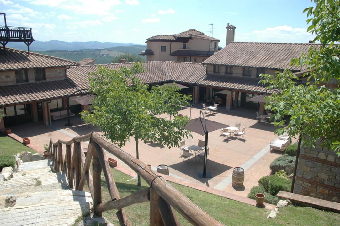 Blick auf die große Terrasse CDH Hotel Radda