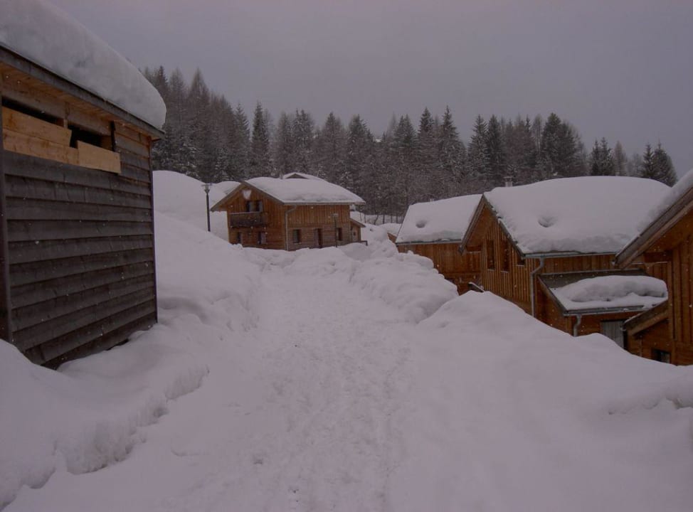 Der Weg durch´s Hüttendorf Richtung Piste Alpendorf Dachstein West by ALPS RESORTS
