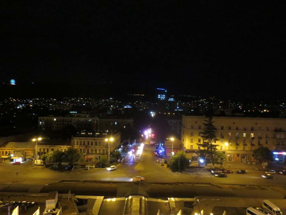 Ausblick vom Balkon auf Bahnhofsplatz Hotel Tbilisi Central by Mgzavrebi