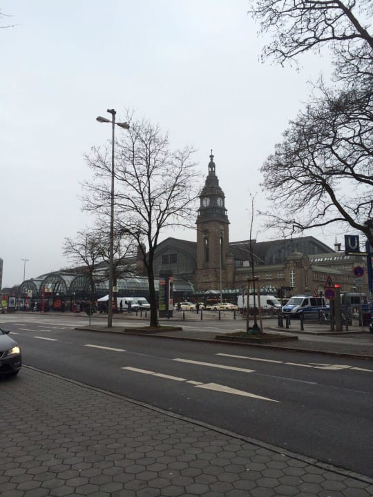 Blick vom Hotel zum Hauptbahnhof Reichshof Hamburg