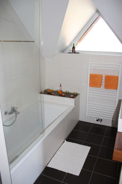 Offenes Badezimmer des Romantikzimmers Hotel Panoramahof Loipersdorf