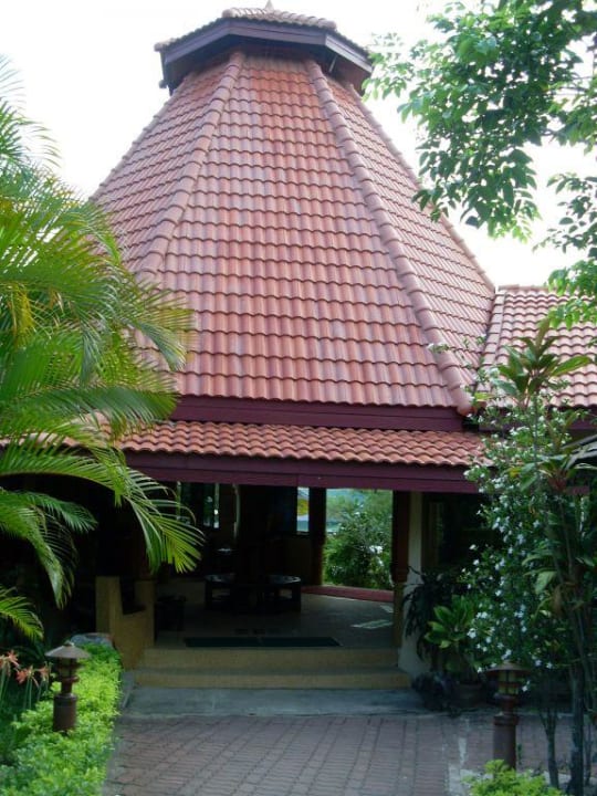 Der Eingang (von hinten, sprich aus dem Garten) Pinnacle Samui Resort