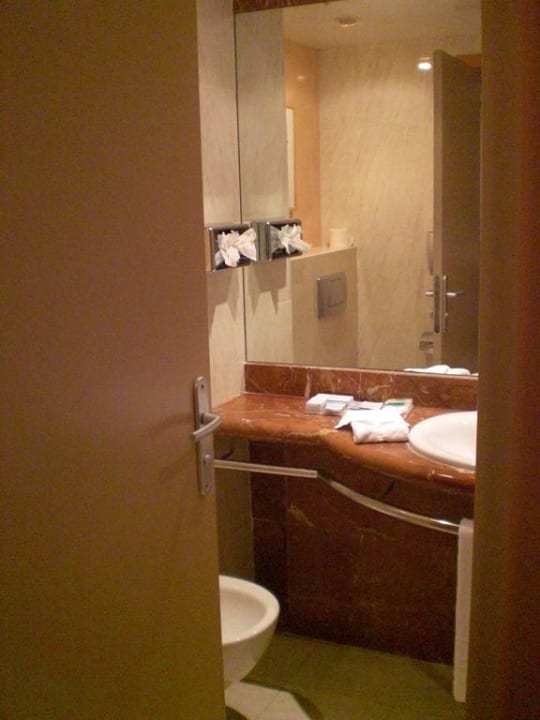 Zimmer, Blick ins Bad Iberostar Waves Playa de Muro