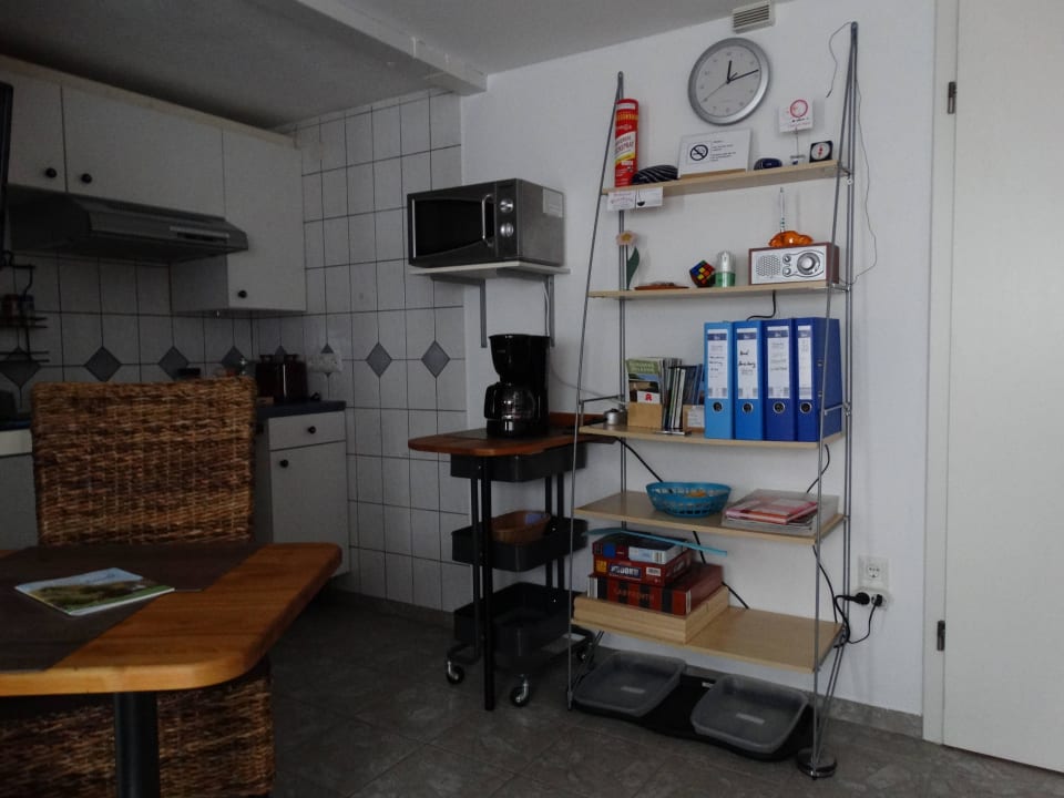 Das moderne Regal mit Kaffeemaschine u. Mikrowelle Walnuss Hütte & Ferienwohnung Glück Auf
