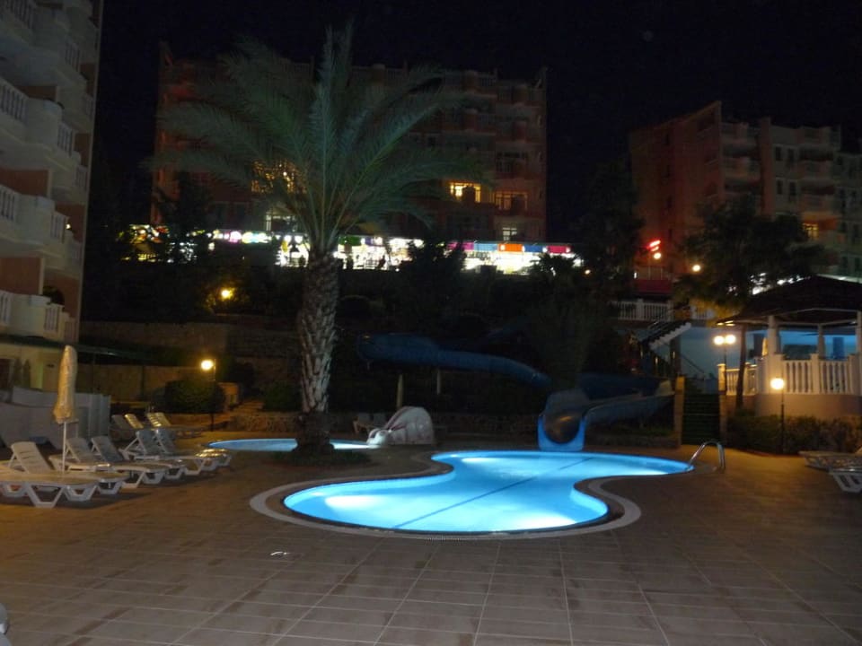 Die Kinderpoolanlage bei Nacht Hotel Club Paradiso