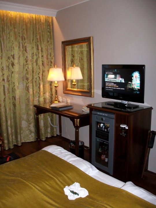 Schreibtisch, TV, Minibar Hotel Bristol