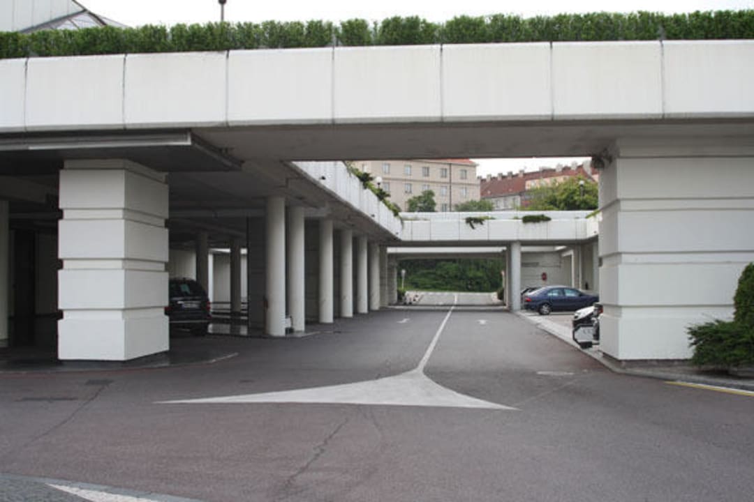 Zufahrt des Hotels Grand Hotel Prague Towers