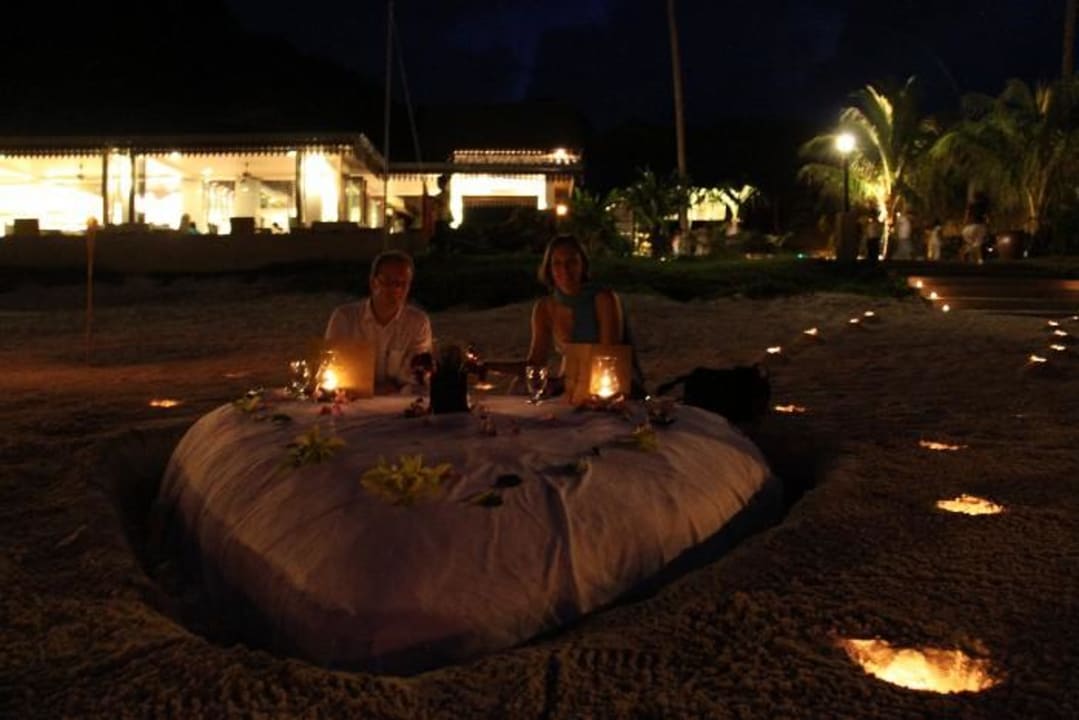 Unser Abendessen am Strand (sandtable dinner) The Taaras Beach & Spa Resort