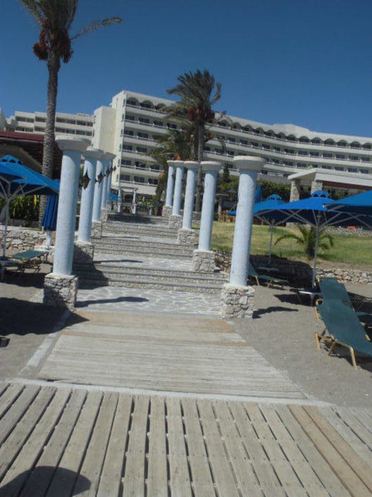 Blick vom Strand aufs Hotel  Olympos Beach Hotel