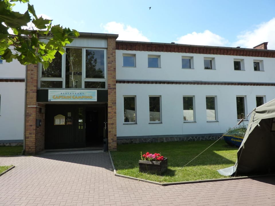 Haupteingang zu den Zimmern HeleneCamp am Helenesee