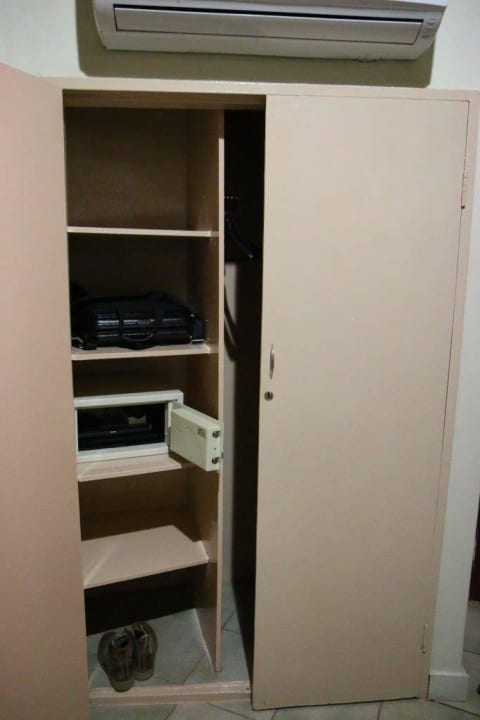 Kleiderschrank Hotel Chobe Safari Lodge