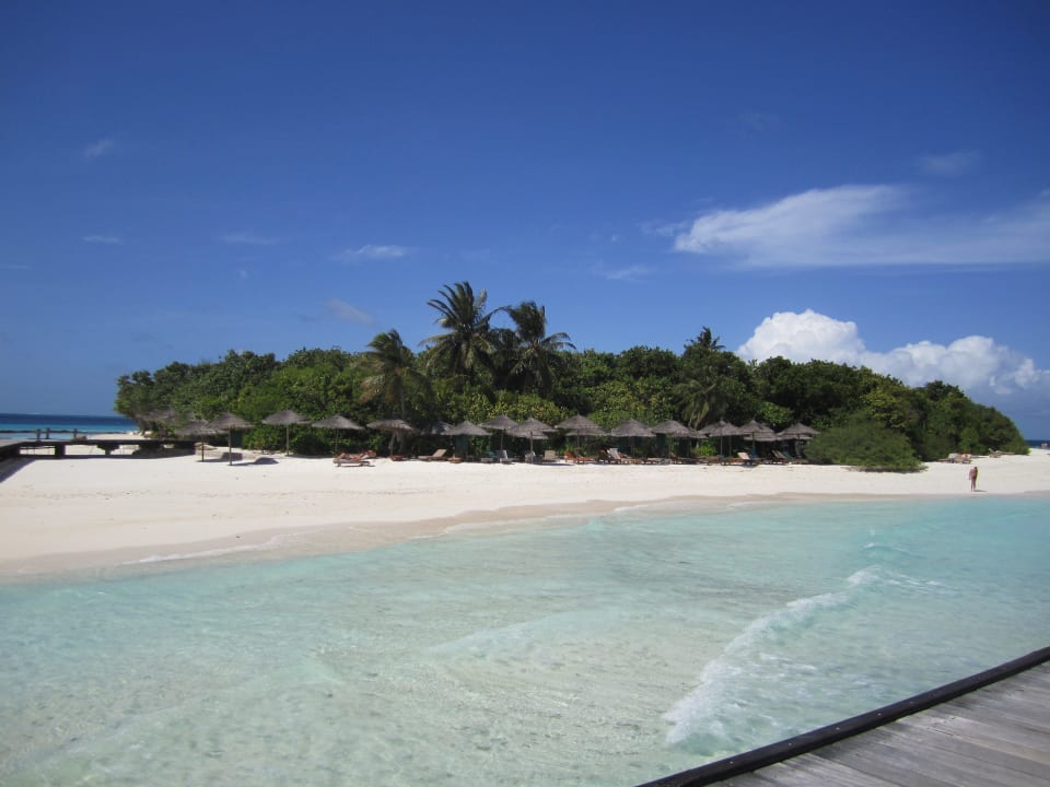 Ansicht von den Wasservillen auf die Insel NH Collection Maldives Reethi Resort