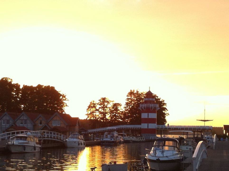 Sonnenuntergang mit dem Leuchtturm Precise Resort Hafendorf Rheinsberg