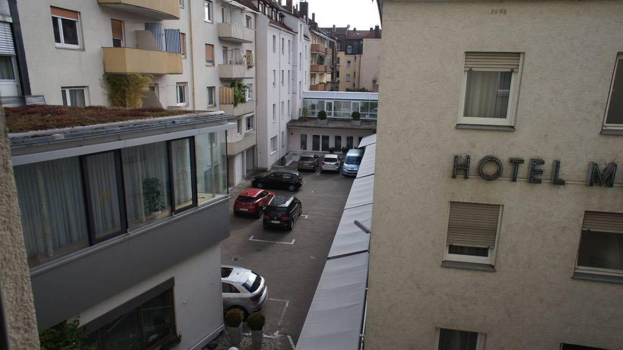 Innenhof Parkplatz Ringhotel Loew's Merkur