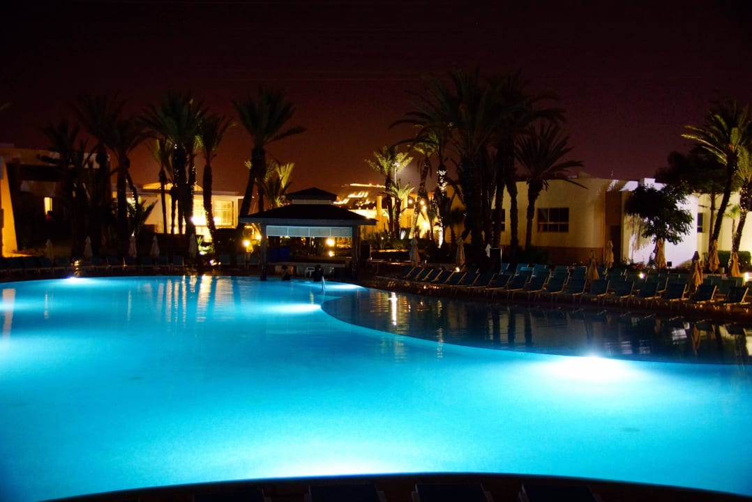 Pool und Garten am Abend Les Dunes d'Or