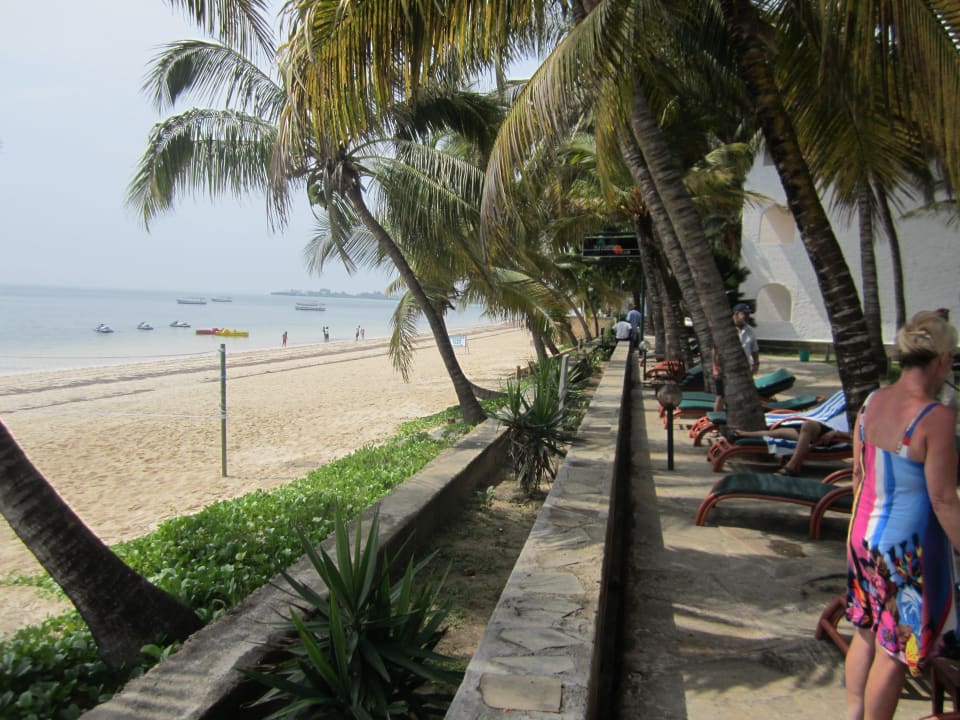 Abgrenzung Strans>Liegewiese Hotel Traveller's Club