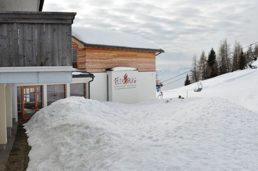 Widok hotelu od stroku stoku Mountain Resort Feuerberg