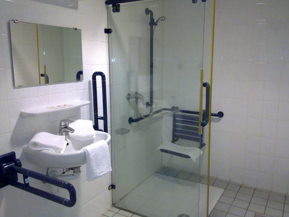 Das Bad Zimmer 13 im Ergeschoss Kurpfalz-Jugendherberge Speyer