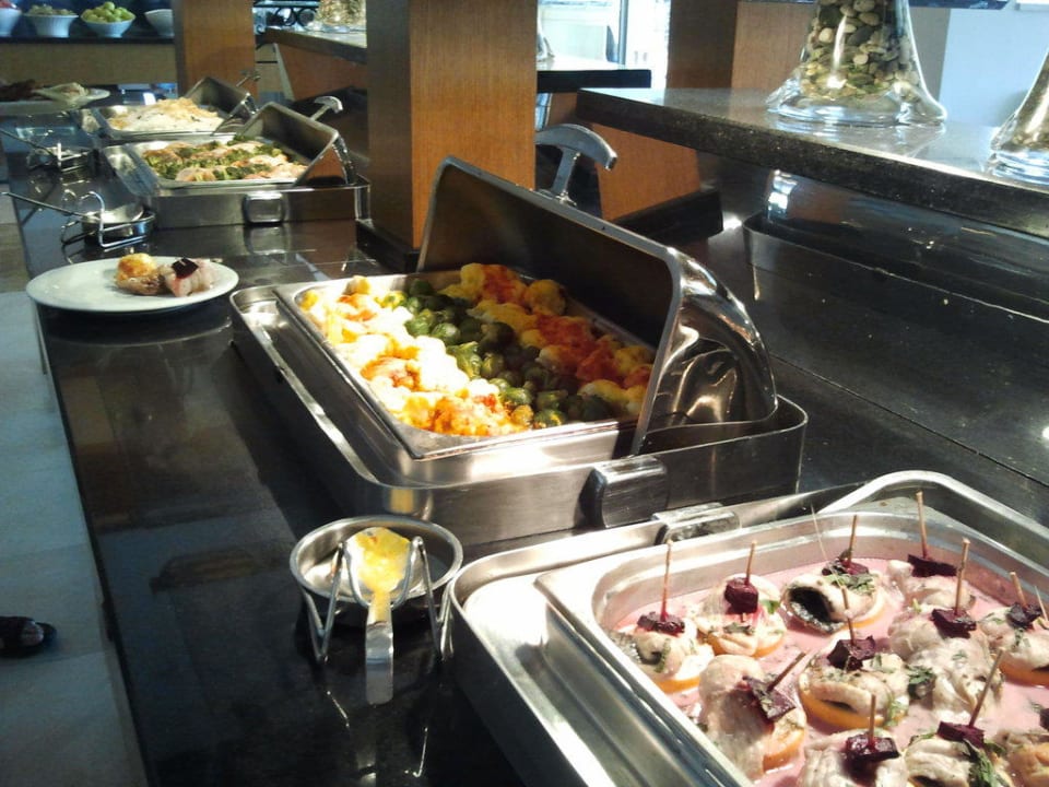 Tolles Essen mit viel Hühnchen Akka Alinda Hotel